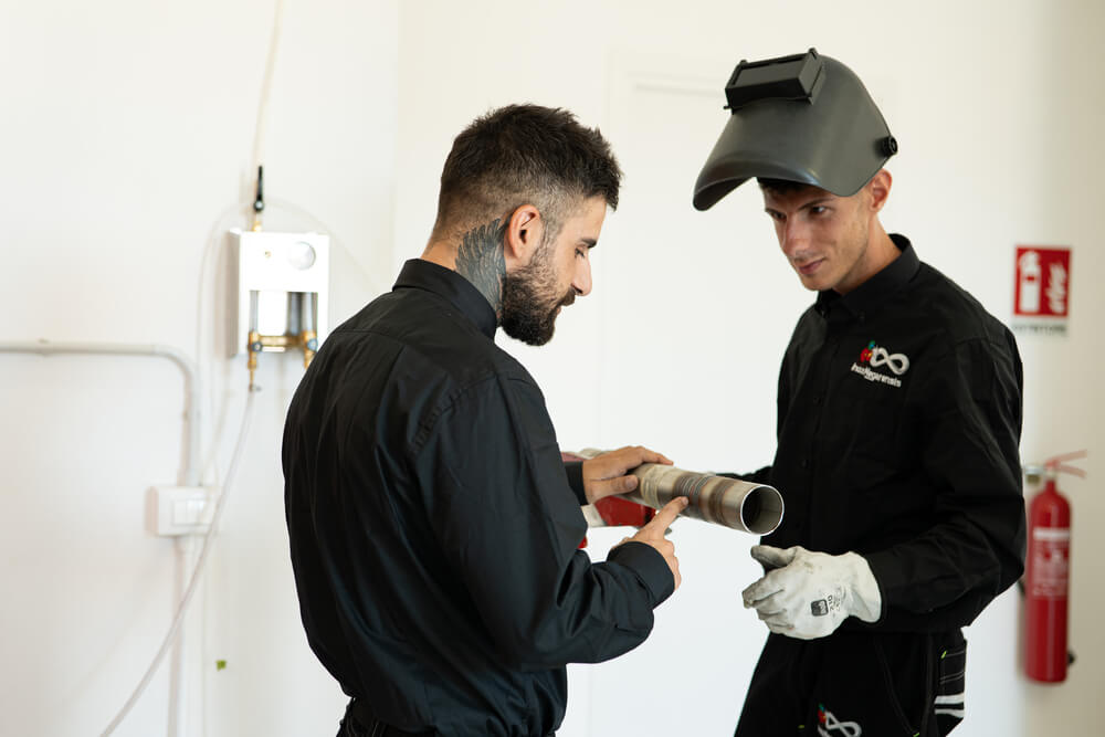 insegnante effettua una lezione al corso per saldatori