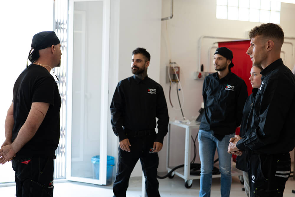 insegnante saldatore dialoga con il team