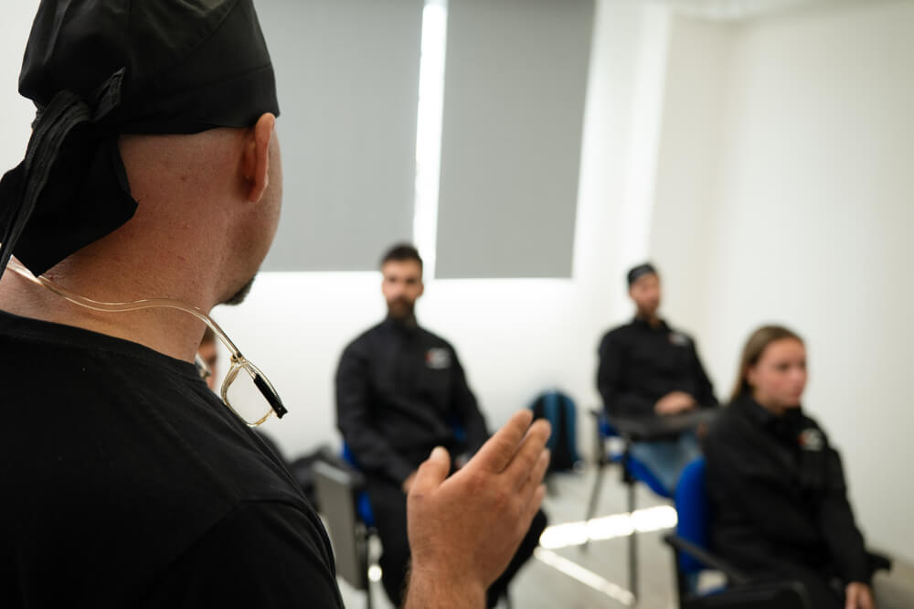 insegnante spiega una lezione agli studenti del corso per saldatori