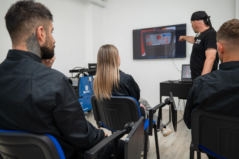 lezione con studenti corso per saldatori